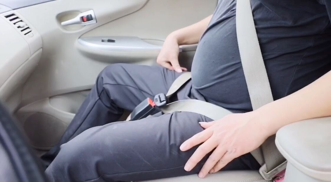 how to wear a seatbelt while pregnant